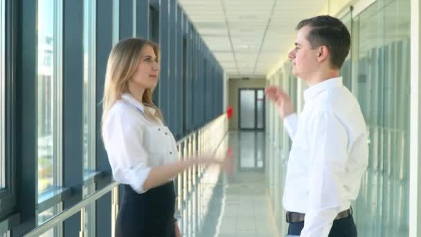 Business coppia dare il massimo cinque sedersi in ufficio, celebrare il buon risultato del lavoro di squadra raggiunto concetto di obiettivi aziendali — Video Stock