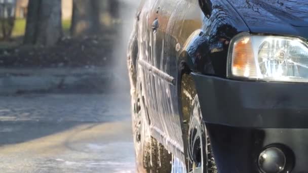 Proceso de lavado de autos en un auto-servicio de lavado de autos. — Vídeo de stock