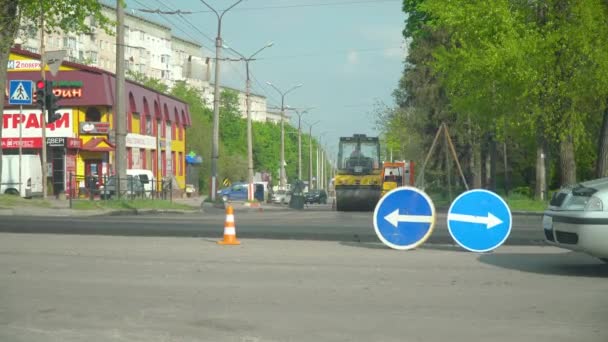 Ternopil, Ucrania, mayo de 2020: Rodillo de carretera haciendo reparación de carreteras y pavimentación de calles. Camino de Asphlat en construcción — Vídeos de Stock