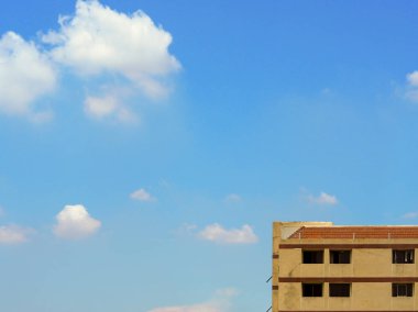 En eski apartman bulut ve gökyüzü ile kat