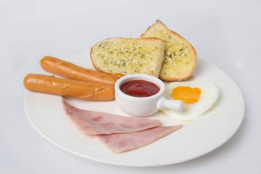 Kahvaltı hazır, doğal maddeler, omlet, sosis, ekmek, domates sosu