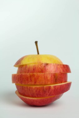 Beyaz arka plan üzerinde elma dilimlenmiş izole soyut