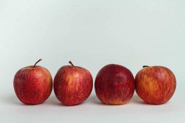 Beyaz arka plan üzerinde elma izole