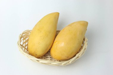 Mango ve yaprak sepette beyaz arka plan üzerinde kapalı