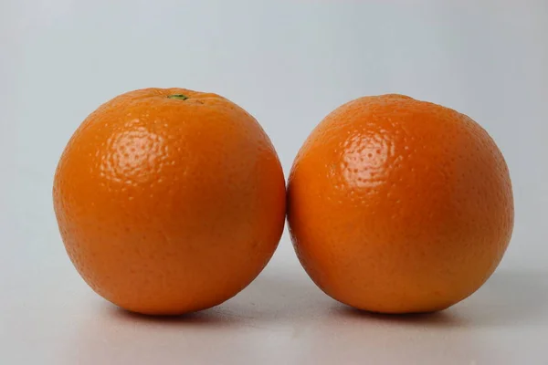 Aislar las naranjas sobre fondo blanco —  Fotos de Stock