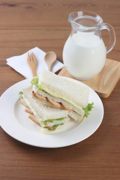 Sandwiches mit Holzlöffel und Milch — Stockfoto