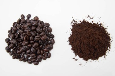 Kapalı kadar kahve çekirdekleri ve beyaz arka plan üzerinde zemin