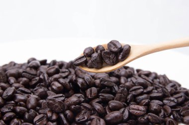 Kahve çekirdekleri beyaz arka plan üzerinde kapalı