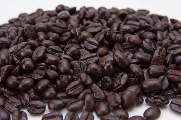 Closed up coffee beans on white backgrounds — Stock Photo, Image