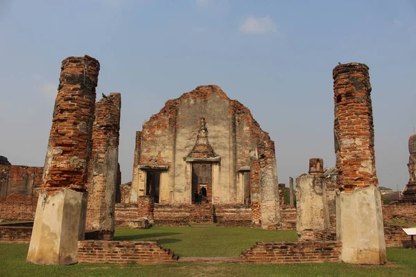 Thaïlande parc historique LOPBURI, ancien bâtiment, façade et aperçu de la région . — Photo