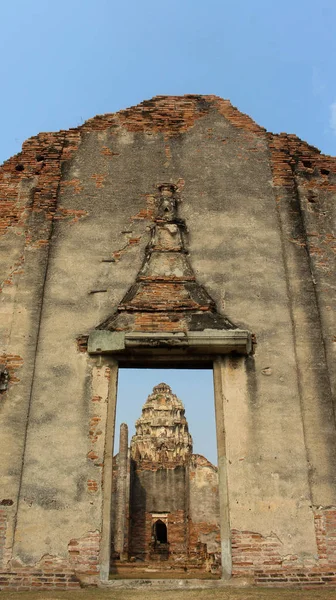 Ιστορικό πάρκο Ταϊλάνδη Lopburi, αρχαίο κτίριο, δείτε κανονικά με το πλαίσιο του μπροστά πύλη. — Φωτογραφία Αρχείου