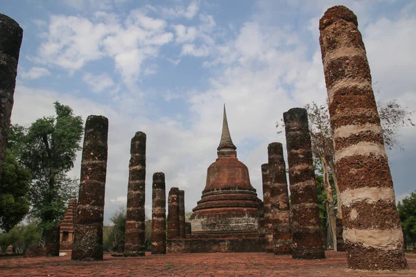 Sukothai historický park, Thailand.Ancient chrám v tomto místě. — Stock fotografie
