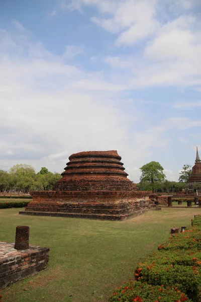 Sukothai historický park, Thailand.Ancient chrám v tomto místě. — Stock fotografie
