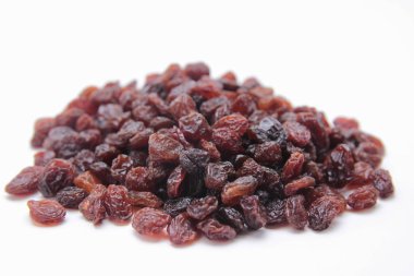 beyaz zemin üzerine kuru üzüm yığını.