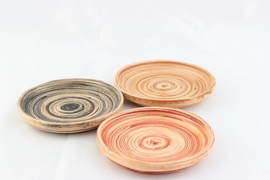 Ahşap küçük yemekler girdap deseni yer beyaz ba ile izole