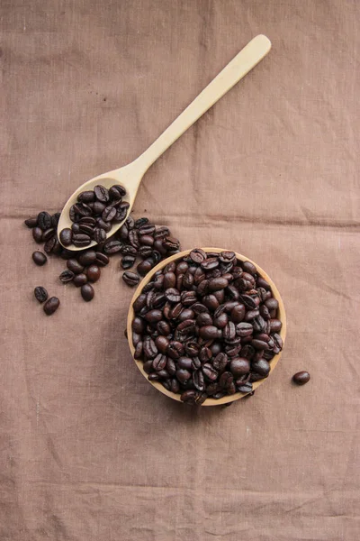 Chicchi di caffè è tazza e cucchiaio di legno — Foto Stock
