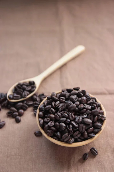 Chicchi di caffè è tazza e cucchiaio di legno — Foto Stock