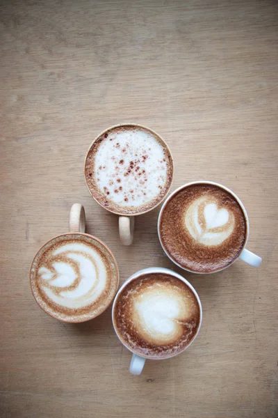 Kopi Seni Akhir di keramik dan cangkir kayu di latar belakang kayu, Untuk — Stok Foto