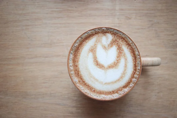 Kaffee Spätkunst in Keramik und Holz Tasse auf Holzgrund, um — Stockfoto