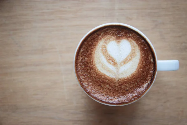 Kaffee Spätkunst in Keramik und Holz Tasse auf Holzgrund, um — Stockfoto