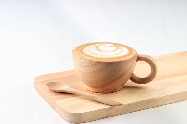 Café arte tardío en taza de madera en bandeja bakcground blanco, con cuchara — Foto de Stock
