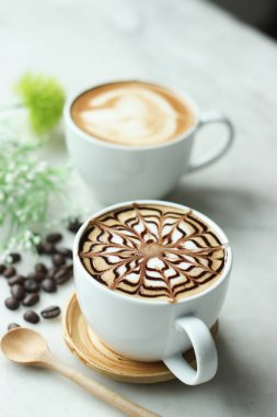 Kahve latte sanat ile güzel pencere ışık. Tüm desen ile nihai baristas boyalı. Çünkü bazen biz kahve içiyor tat Belki desen. Ama içecekler kahve taze yapmak.