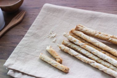 Üstten Görünüm. Ekmek sopa yer ile herhangi bir Dekorasyon Tekstil kapandı. Kırık bir ekmek sopa belki kabul biri tarafından lezzetli olduğu için. Doğal maddeler ve büyük toz yapılmış tüm aperatifler. 