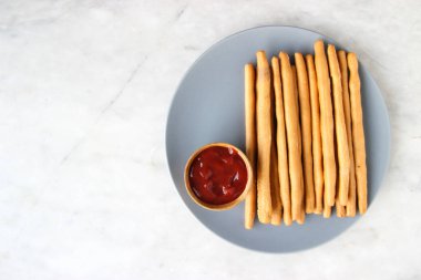 Bütün ekmek sopa formu doğal maddeler yapılır. En iyi lezzetli bisküvi veya aperatifler için her zaman. Seni mutlu almak herhangi bir sos ile. 