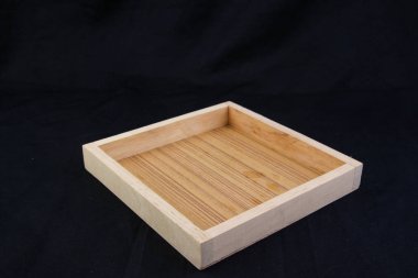 İş yolu ile siyah arka plan üzerinde kenar ile ahşap tepsi izole