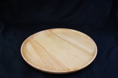 İş yolu ile siyah arka plan üzerine daire ahşap tepsi izole.