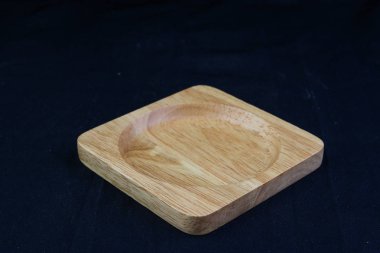 Siyah arka plan üzerine ahşap Kupası tepsi izole