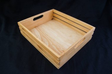 Ahşap kutu siyah arka plan üzerinde kavrama kulplu izole.