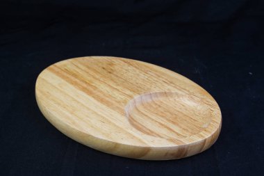 İş yolu ile siyah arka plan üzerine oval ahşap tepsi izole.