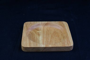 Siyah arka plan üzerine ahşap Kupası tepsi izole