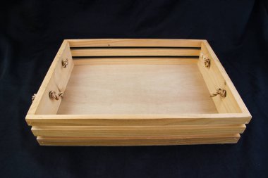 Ahşap kutu siyah arka plan üzerine ip kavrama kulplu izole.