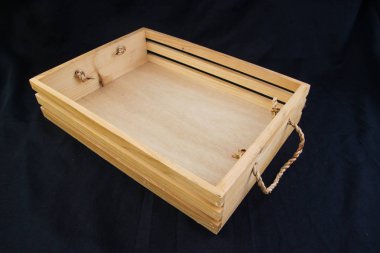 Ahşap kutu siyah arka plan üzerine ip kavrama kulplu izole.