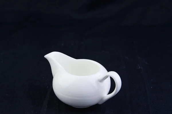 Απομονώστε Ρίχνει Γάλα Τσάι Κατσαρόλα Βραστήρας Μαύρο Φόντο Διαδρομή Εργασίας — Φωτογραφία Αρχείου