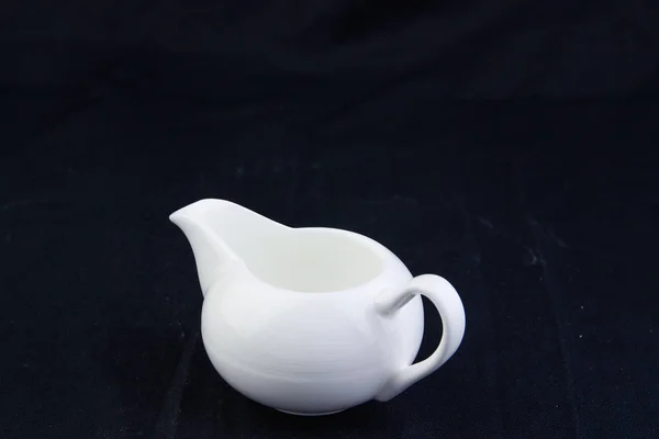 Elkülöníti Szakadó Tej Tea Pot Bogrács Fekete Háttér Munkagörbe — Stock Fotó