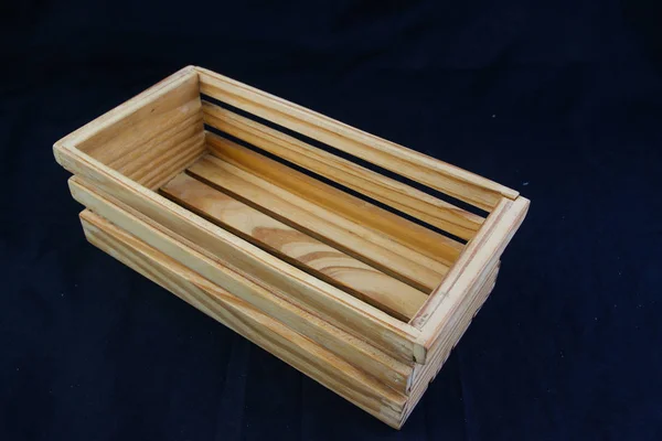 Caja de madera aislada con asa de agarre sobre fondo negro . — Foto de Stock