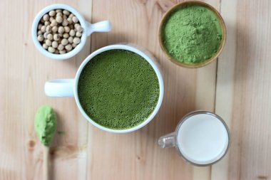 Üstten Görünüm, sıcak yeşil çay Matcha Latte kadar kapanır. Pow ile süsleyin