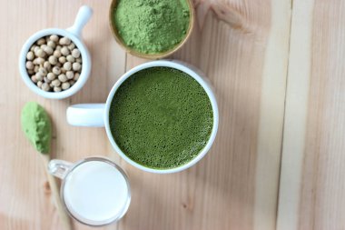 Üstten Görünüm, sıcak yeşil çay Matcha Latte kadar kapanır. Pow ile süsleyin