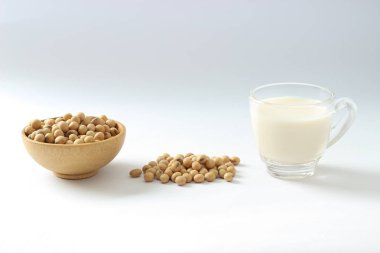 Soya sütü ve beyaz arka plan üzerinde fasulye izole etmek.