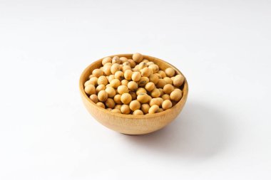 Sarı soya fasulyesi mini ahşap kase ayrı tut moduyla yığın kadar kapalı. 