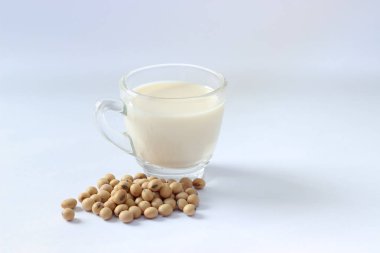 Soya sütü ve beyaz arka plan üzerinde fasulye izole etmek.