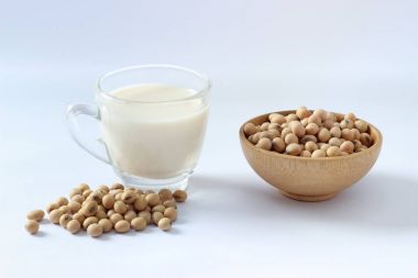 Soya sütü ve beyaz arka plan üzerinde fasulye izole etmek.