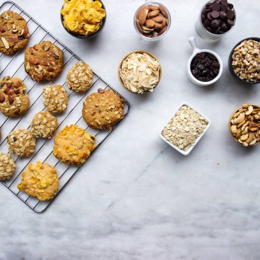 Üstten Görünüm, kapalı kadar karıştırın ızgara üzerinde lezzetli çerezler yer doğal malzemelerle.