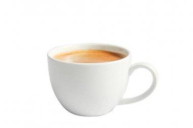 Sıcak kahve beyaz seramik mug içinde izole.
