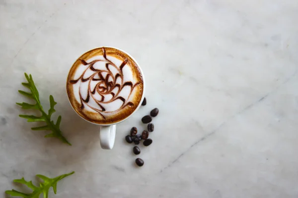 Tampilan Atas Tertutup Panas Karamel Latte Dengan Susu Uap Pola — Stok Foto