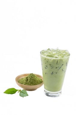 Yeşil çay buzlu latte matcha cru beyaz zemin üzerine izole