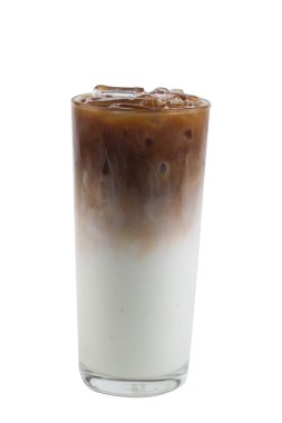 Buzlu kahve beyaz arka plan üzerinde uzun cam izole et. Buzlu karamel
